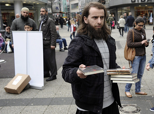Раздача Корана на улицах Вупперталя, 14 апреля 2012 года. Фото: Hennig Kaiser / EPA / ИТАР-ТАСС