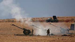 Военнослужащие сирийской армии ведут артиллерийский обстрел позиций боевиков на севере сирийской провинции Хама. Архивное фото Военнослужащие сирийской армии ведут артиллерийский обстрел позиций боевиков на севере сирийской провинции Хама. Архивное фото