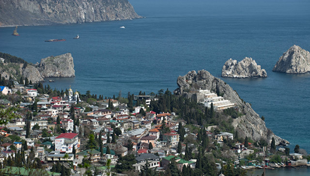 Побережье Черного моря в районе поселка Гурзуф в Крыму. Архивное фото Побережье Черного моря в районе поселка Гурзуф в Крыму. Архивное фото