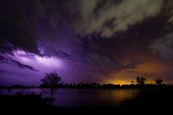 tornado-molniyami-ohotnik-krasivye-fotografii-neobychnye-fotografii