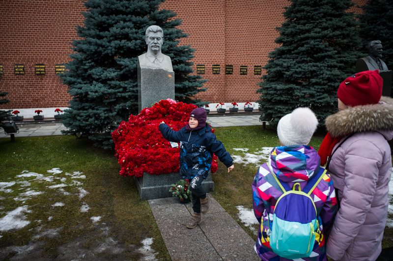 Как можно такое вытворять на могиле Сталина? Как можно такое вытворять на могиле Сталина?