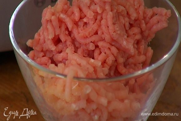 Все мясо вместе с луком измельчить в мясорубке. Все мясо вместе с луком измельчить в мясорубке.