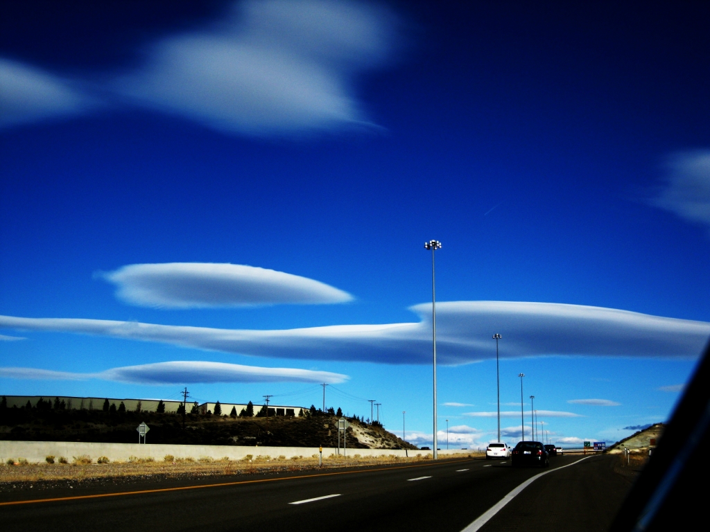 Лентикулярные облака