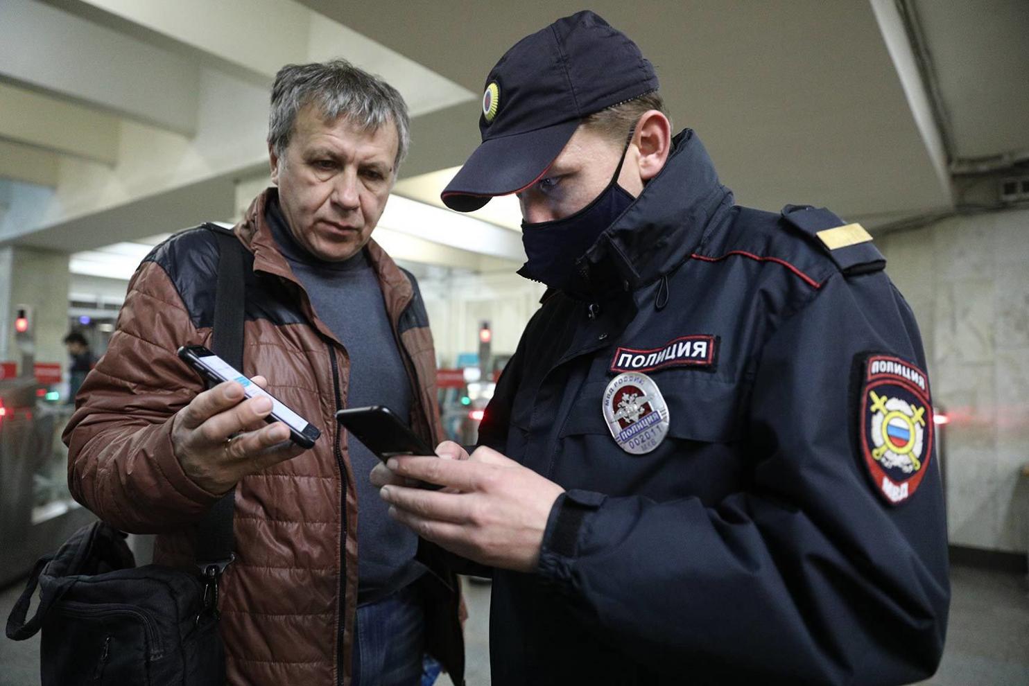 В московском метро образовались очереди из-за проверки пропусков