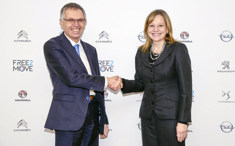 Главы PSA Group и General Motors Карлос Таварес и Мэри Барра убеждены, что совершили хорошую сделку. Фото: AP/ТАСС Главы PSA Group и General Motors Карлос Таварес и Мэри Барра