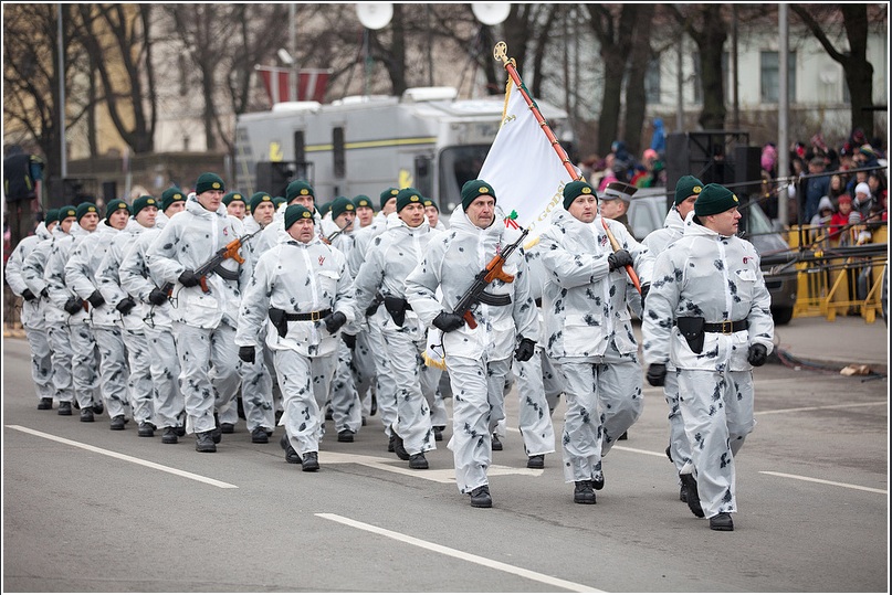 Армия Латвии на параде 18 ноября 2012 года (страшная сила)
