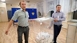 Члены избирательной комиссии во время подсчета голосов на избирательном участке в Новосибирске в единый день голосования