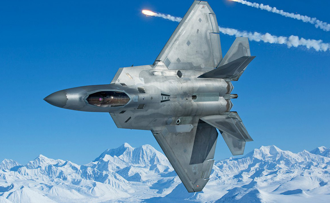 Стелс Победа: США Эксперты уже успели прозвать F-22 самым «невидимым» истребителем в мире. К сожалению, они правы: аналогов американской машины на данный момент не существует. Гипотетически, инфракрасный радар и радар «Ирбис-Е» позволят пилоту Су-35 обнаружить противника на близкой дистанции, не превышающей нескольких метров. А вот парни в F-22, защищенные своим фирменной стелс-технологией, гарантированно «увидят» российский истребитель гораздо раньше.