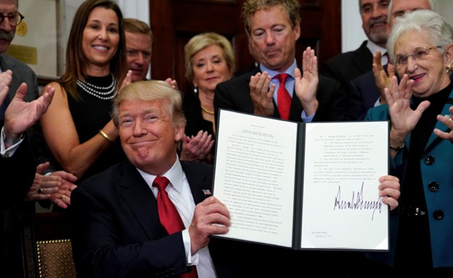 Трамп подписал указ о начале отмены Obamacare Трамп подписал указ о начале отмены Obamacare
