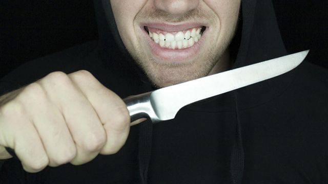 Мужчину изрезали ножом возле клуба в центре Москвы