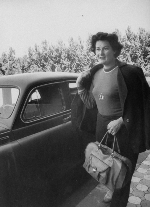 Спортсменка Нина Думбадзе идущая на тренировку. СССР, Москва, 1956 год. Спортсменка Нина Думбадзе идущая на тренировку. СССР, Москва, 1956 год.