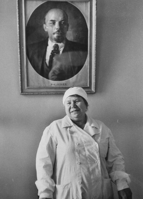 Заведующая роддомом. СССР, Москва, 1956 год. Заведующая роддомом. СССР, Москва, 1956 год.