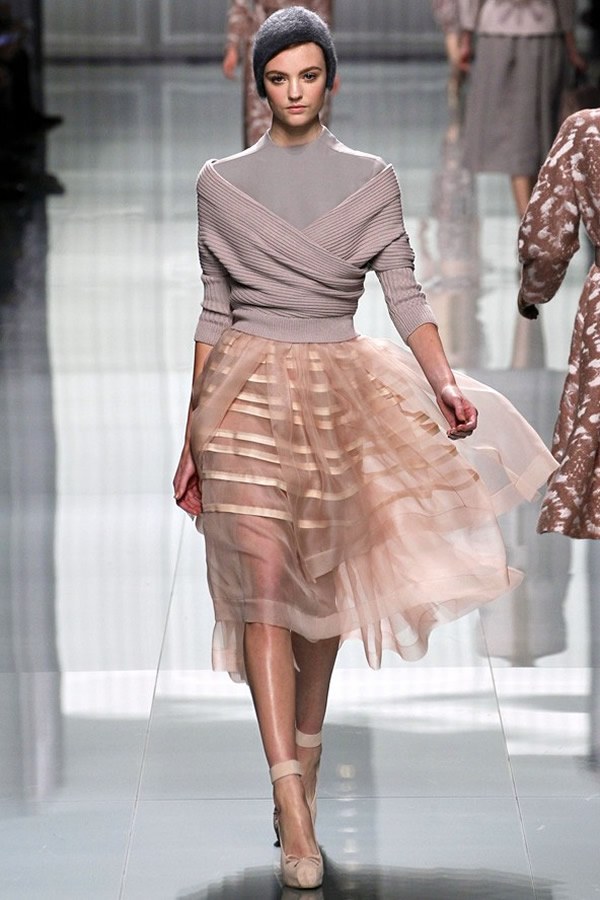 На фото модель демонстрируют коллекцию осень-зима 2012-2013гг. от Christian Dior Christian Dior не хватает Гальяно. Коллекция осень-зима 2012-2013
