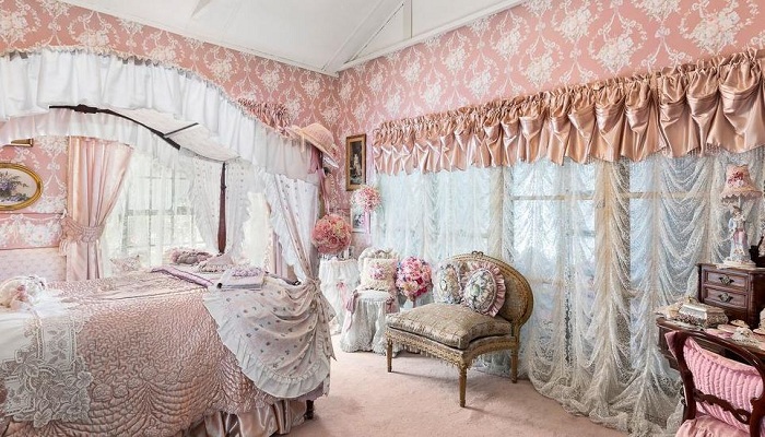 Благодаря большим окнам одна из спален утопает в солнечном свете. | Фото: realestate.com.au. Благодаря большим окнам одна из спален утопает в солнечном свете. | Фото: realestate.com.au.