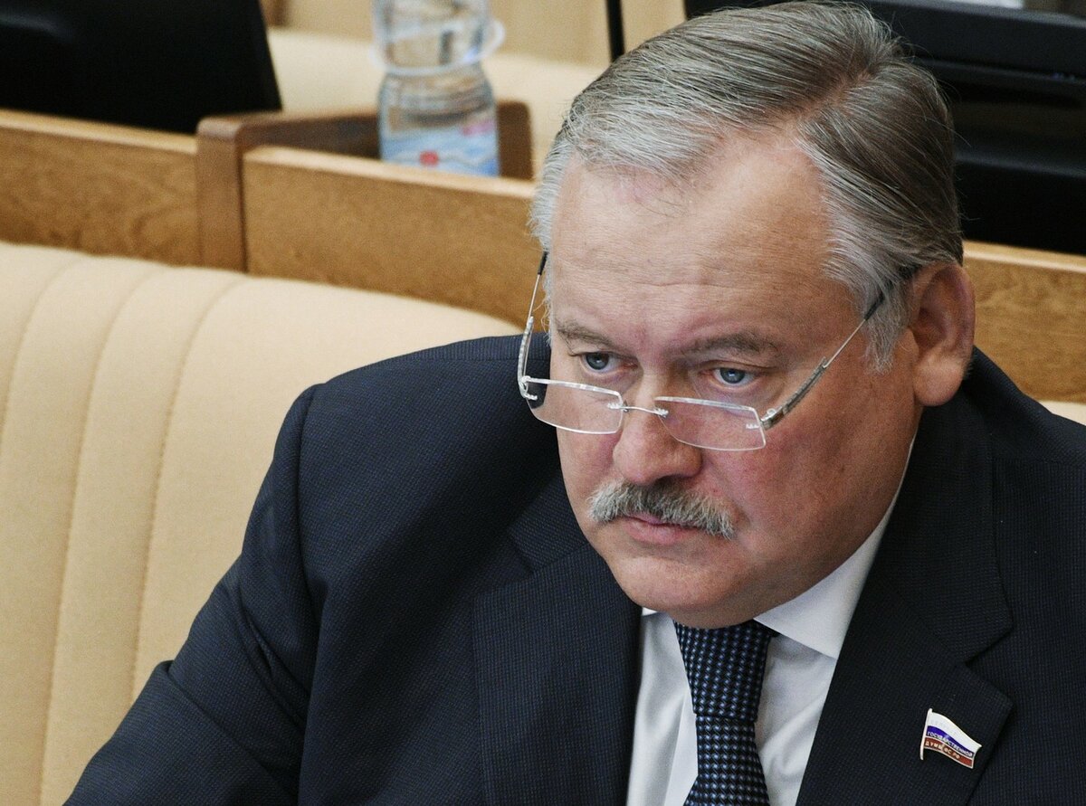 Константин Затулин: "Я лишь предлагаю упомянуть в Конституции «русский народ», как это происходит в конституциях наших республик, где упоминается «татарский народ», «башкирская нация» и т.д. "