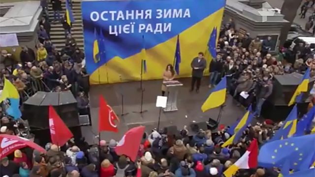 Со щитом или на щите: в Киеве начались стычки полиции и митингующих