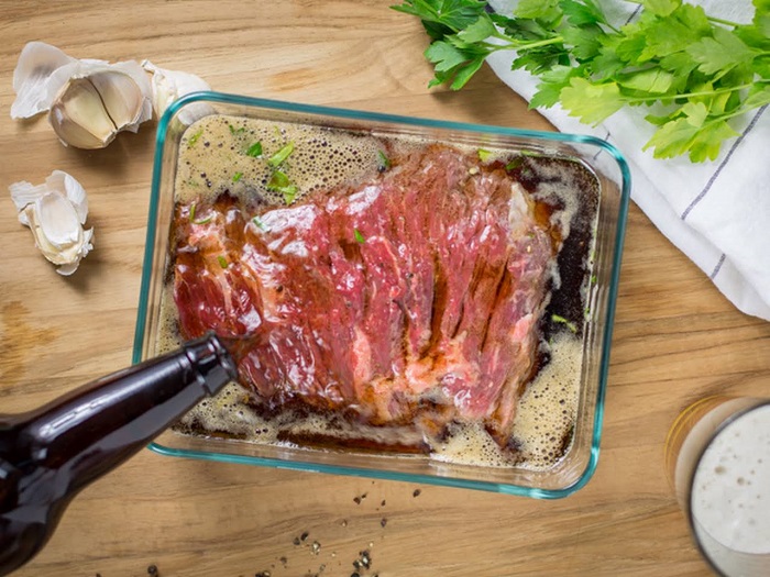 Маринад из темного пива сделает стейк сочным. / Фото: sousnica.com Маринад из темного пива сделает стейк сочным. / Фото: sousnica.com