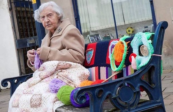 Эта чудесная 104-летняя старушка по имени Грэйс Бретт вяжет удивительные вещи, которыми затем украшает отдельные объекты или даже части улиц в своём родном городке на юго-востоке Шотландии. Эта чудесная 104-летняя старушка по имени Грэйс Бретт вяжет удивительные вещи, которыми затем украшает отдельные объекты или даже части улиц в своём родном городке на юго-востоке Шотландии.