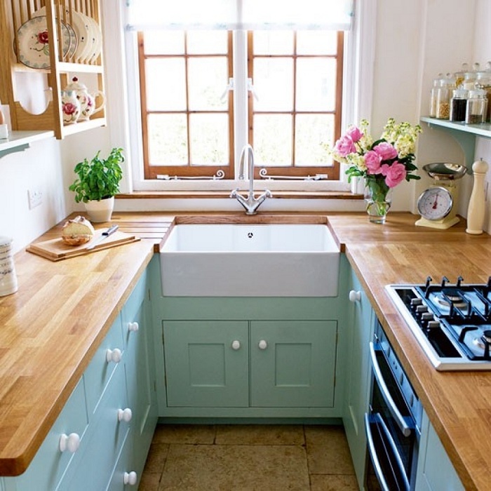 Симпатичное и нежное оформление кухонного пространства создано благодаря использованию в нем нежных цветов и натуральных текстур.