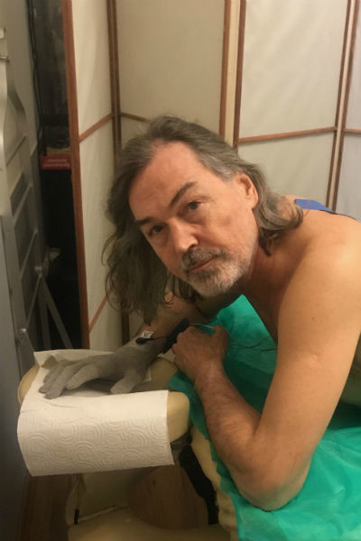 Корейские врачи сильно покромсали палец Сафронова, пока выводили инфекцию, а хакеры слили в Сеть страшные кадры, которые художник тщательно скрывал Корейские врачи сильно покромсали палец Сафронова, пока выводили инфекцию, а хакеры слили в Сеть страшные кадры, которые художник тщательно скрывал