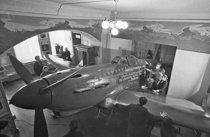 В декабре 1942 года пчеловод колхоза "Стахановец" Феропонт Головатый на личные сбережения приобрел истребитель Як-1, который он передал летчику гвардии майору Борису Еремину