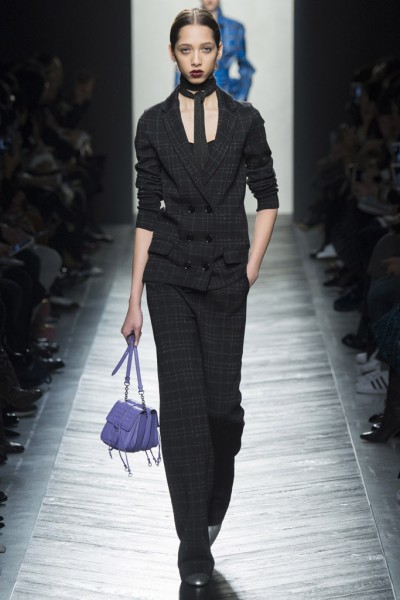 клетчатый костюм с шарфом от Bottega Veneta