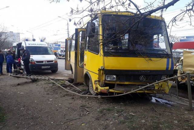 ДТП с автобусом произошло в Крыму, 6 человек пострадали