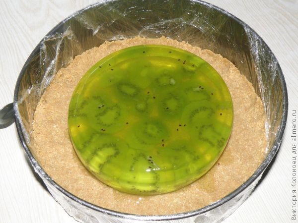 Желейный тортик из киви и сметаны без выпечки