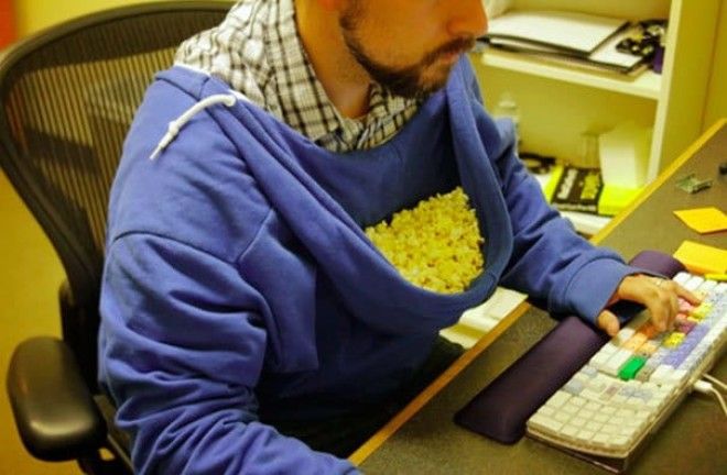 Use Your Hood As A Bowl For Popcorns Use Your Hood As A Bowl For Popcorns