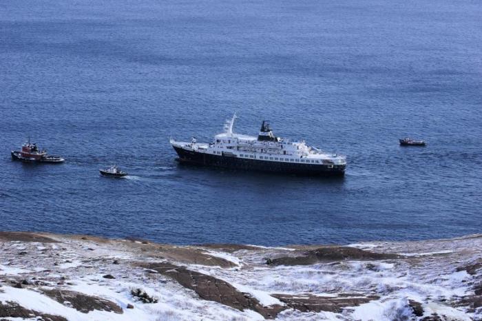 Круизный лайнер «Любовь Орлова» на буксире. | Фото: shipspotting.com. Круизный лайнер «Любовь Орлова» на буксире. | Фото: shipspotting.com.