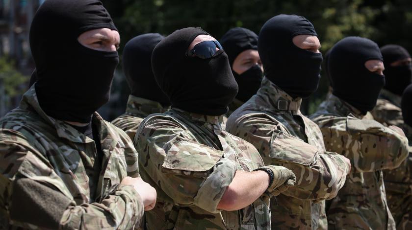 Центр Луганска захватили военные