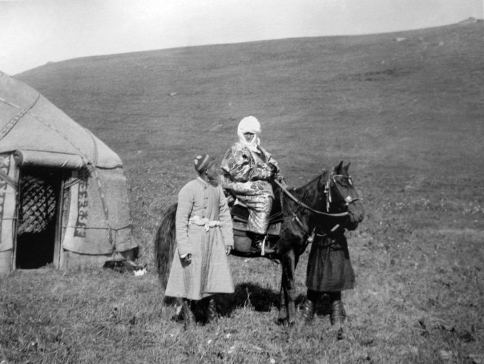 Курманджан-датка на лошади. Рядом стоит один из её внуков. Фото Густава Маннергейма Курманджан-датка на лошади. Рядом стоит один из её внуков. Фото Густава Маннергейма