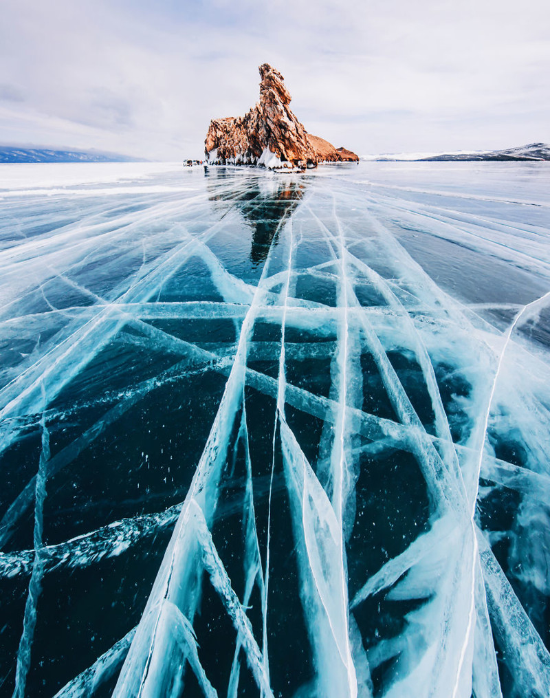 Толщина льда на Байкале достигает 1,5-2 метров и может выдержать транспортное средство до 15 тонн байкал, лед, озеро, фотография