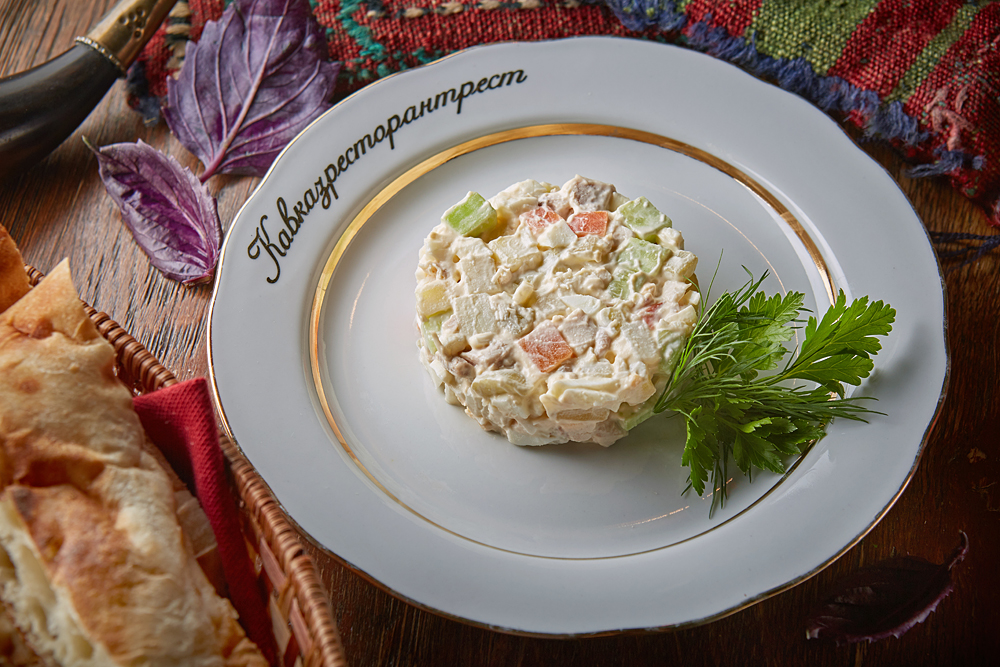 Новые вкусы старого салата: 8 интересных рецептов новогоднего оливье