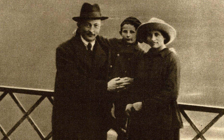 Феликс Эдмундович Дзержинский с женой Софьей и сыном Яном.