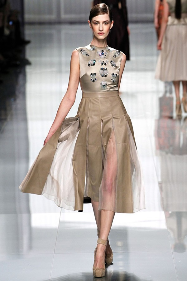 На фото модель демонстрируют коллекцию осень-зима 2012-2013гг. от Christian Dior Christian Dior не хватает Гальяно. Коллекция осень-зима 2012-2013