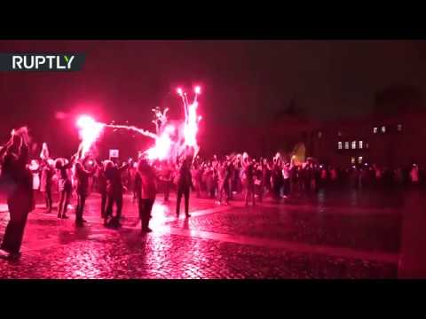 Дворцовая площадь Санкт-Петербурга озарилась красным светом в годовщину крушения А321