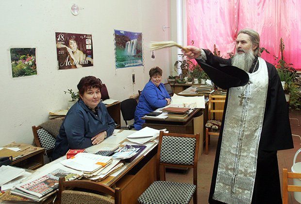 Кадило крутится, лавеха мутится