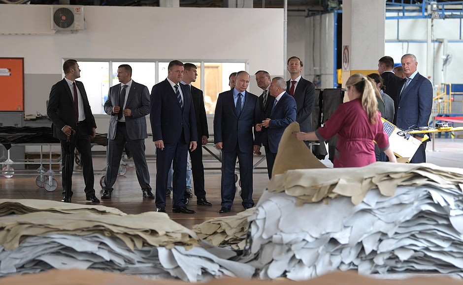 На Рязанском кожевенном заводе. Президент ознакомился с основными направлениями деятельности предприятия.