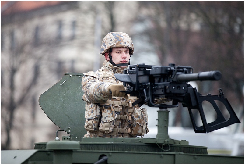 Армия Латвии на параде 18 ноября 2012 года (страшная сила)