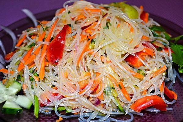 Рисовая фунчоза с овощами Рисовая фунчоза с овощами