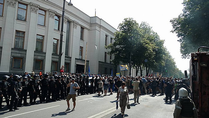 Срочно! Под Верховной Радой начались беспорядки Срочно! Под Верховной Радой начались беспорядки