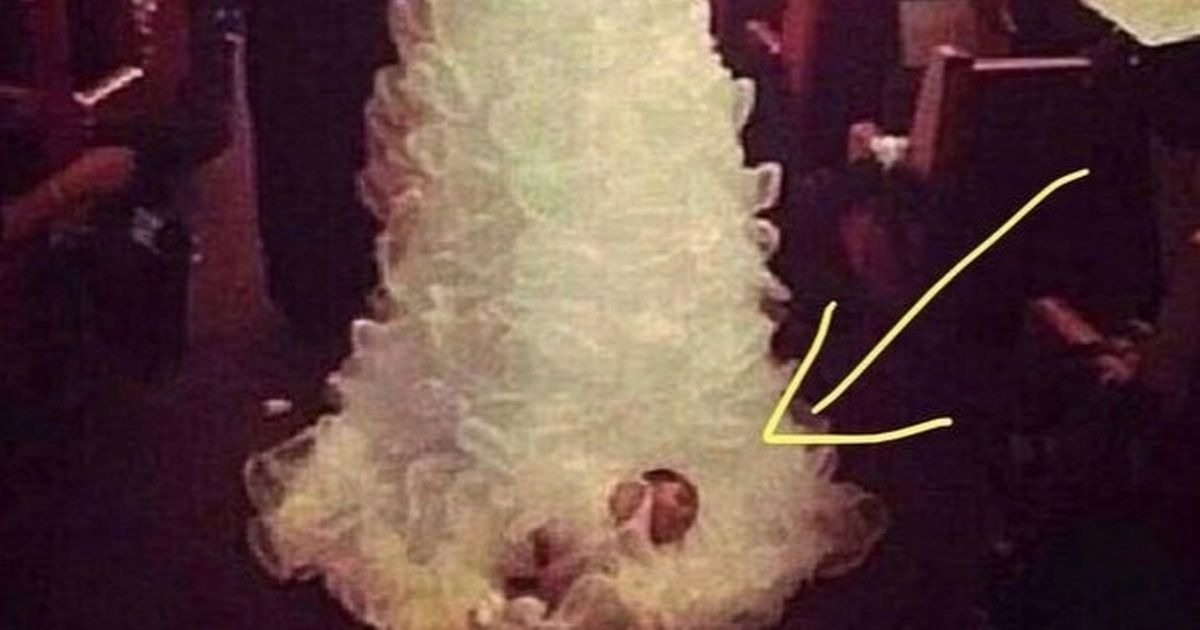 Счастье на хвосте: невесту раскритиковали за то, что она привязала новорожденную малышку к шлейфу
