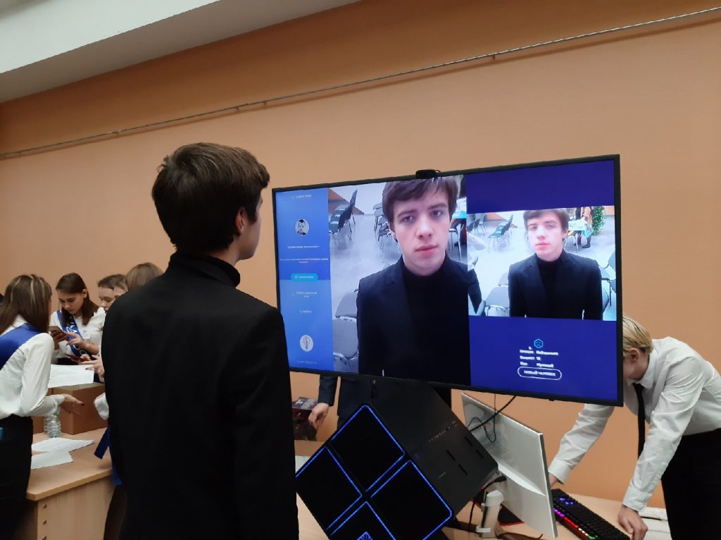 Когда человек попадает в поле зрения камеры, программа выбирает стоп-кадр/ Предоставлено лабораторией «Цифровая экономика и высокие технологии» ГУУ