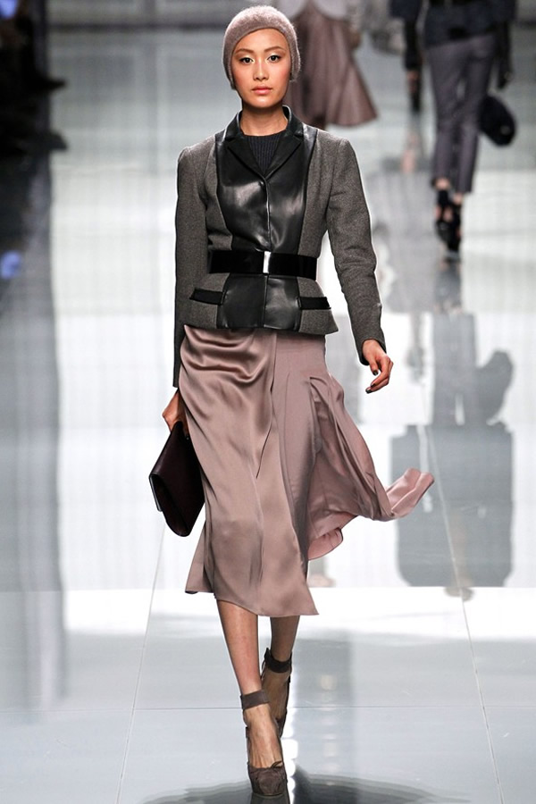 На фото модель демонстрируют коллекцию осень-зима 2012-2013гг. от Christian Dior Christian Dior не хватает Гальяно. Коллекция осень-зима 2012-2013