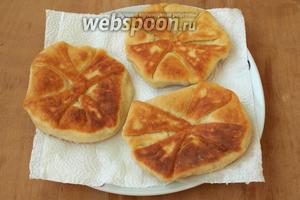 Готовые плацинды выложить на бумажные кухонные <a href=