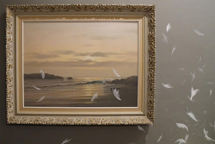 Шикарный отель с шокирующим видом из окна: последняя работа скандального Banksy