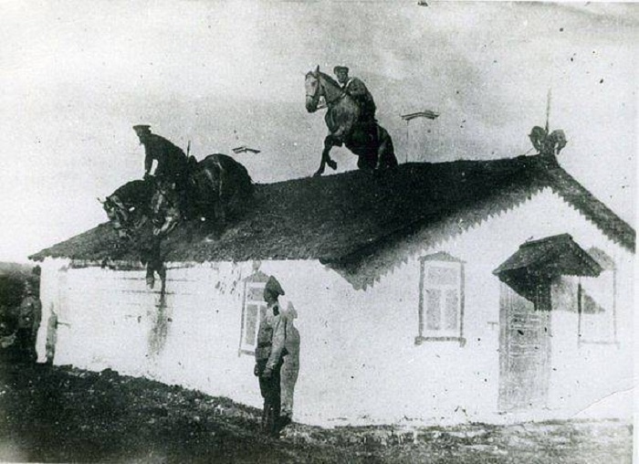 Тренировки казаков по преодолению препятствий на конях, 1910 год. Тренировки казаков по преодолению препятствий на конях, 1910 год.