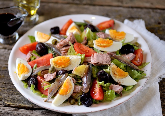 Французский салат нисуаз с анчоусами. / Фото: kartinkin.com Французский салат нисуаз с анчоусами. / Фото: kartinkin.com