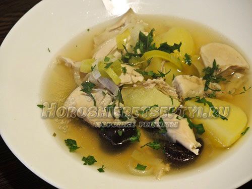 суп с курицей и черносливом и. original. суп с курицей и черносливом и фото. суп с курицей и черносливом и-original. картинка суп с курицей и черносливом и. картинка original. Диетические супы — важнейшая часть здорового питания. Но рецептов диетических блюд с курицей не так и много, и все они однотипны. Сегодня мы решили приготовить первое блюдо в английском стиле и подготовили для вас рецепт, который удивит вас новым, богатым вкусом и низкой калорийностью. Суп, который мы будем готовить, называется в оригинале коки-лики, что дословно переводится как курица и лук-порей. Очень неожиданный ингредиент для супа — чернослив — здесь играет второстепенную роль, но в конечном итоге именно он придает блюду интересный сладковатый вкус. Этот диетический куриный суп разнообразит повседневное меню. Вы давно не удивляли своих близких новым блюдом с неизбитым вкусом? Тогда этот рецепт для вас.
